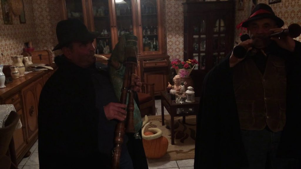 immagine degli zampognari di Polla in un articolo dedicato ai canti e balli del Vallo di Diano