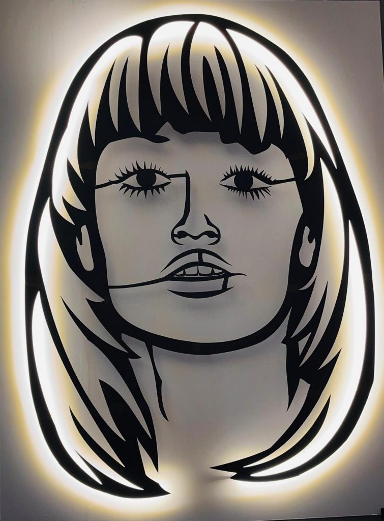 “Raffaella Illuminata”: Alejandro Marmo dona la sua opera al TH Roma Carpegna Palace, omaggio luminoso a Raffaella Carrà